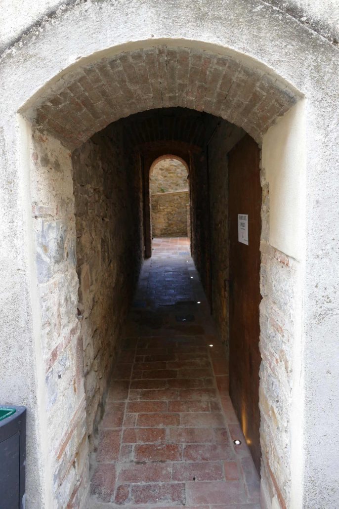 1000130 Passageway in Castellina