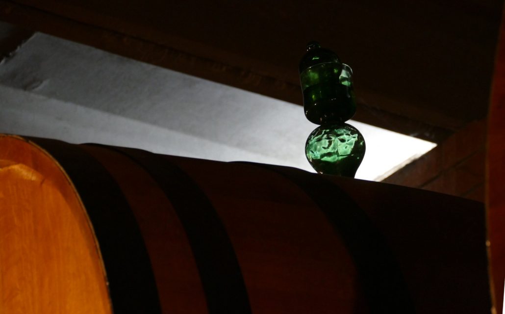 1000164 Oak wine barrels with da Vinci siphon to allow gas to escape from barrel