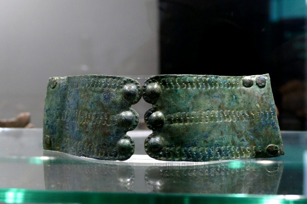 1000308 Etruscan bracelet, silver_ or bronze 3-4 cm tall