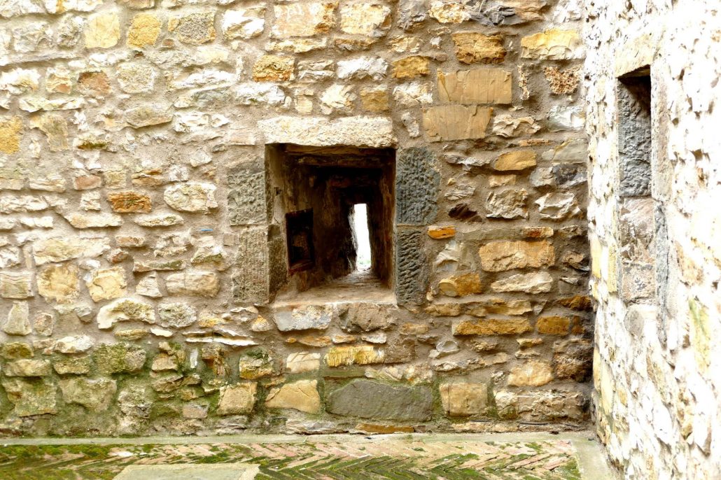 1000335 Arrow slit in upper level of Fortress in Castellina in Chianti
