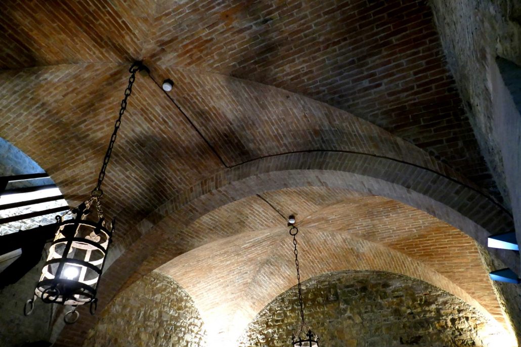 1000366 Vaulted brick ceiling in fortress at Castellina
