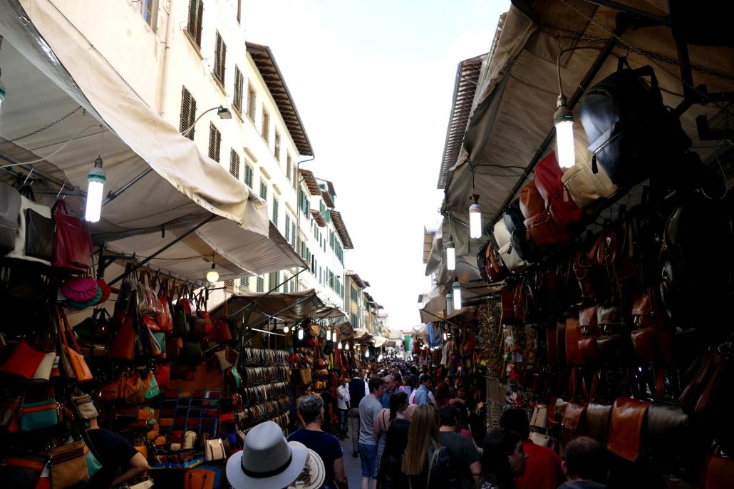 1000508 Street market for tourists in Florence