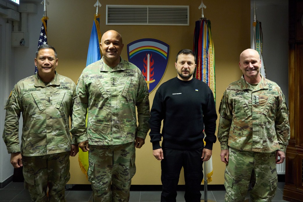 Photo of President Zelenskyy with GEN Williams, GEN Cavoli, and LTG Aguto at US Army Europe Headquarters