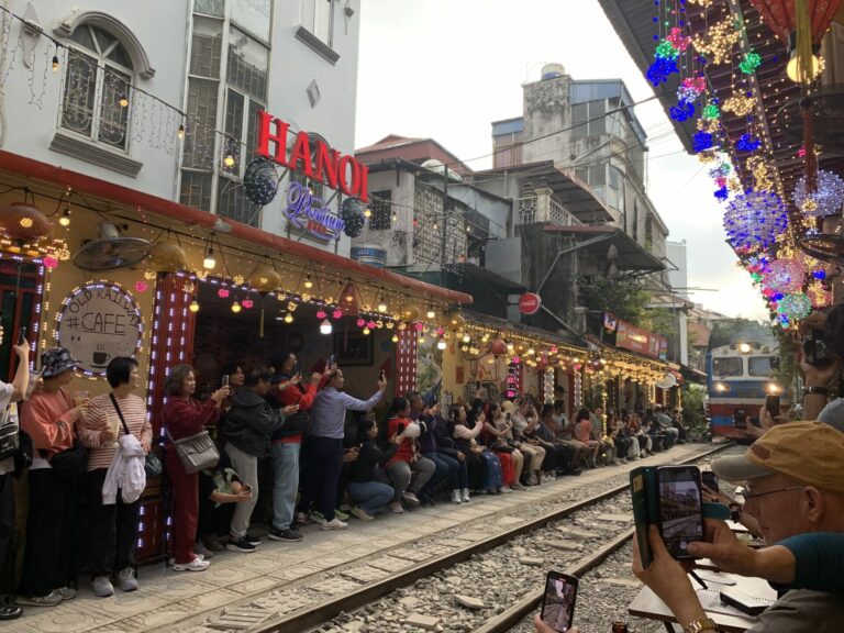 On The Road - Auntie Anne - Southeast Asia - Vietnam - Train Street, Hanoi 5